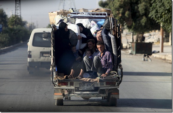 صورة من حلب، الأهالي ينزحون - Syrians ride in a car with their belongings to escape the the fighting in Aleppo October 16, 2012. REUTERS/Asmaa Waguih
